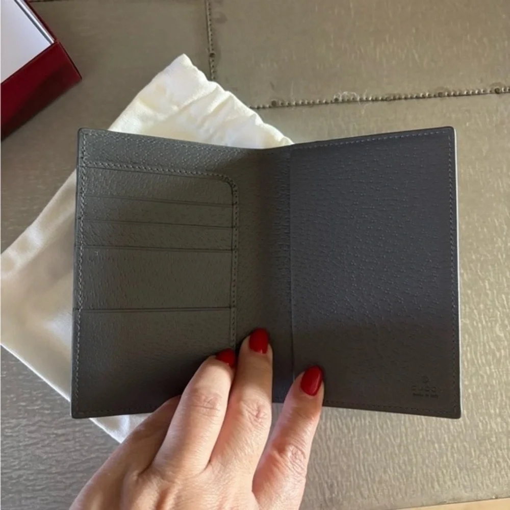 Gucci Leather passport holder/wallet